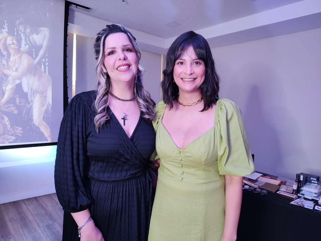 Leticia Blanco (à esquerda) e Kelly Gonçalves (à direita), editora de conteúdo CEO e Cofundadora do @fashionaporter).