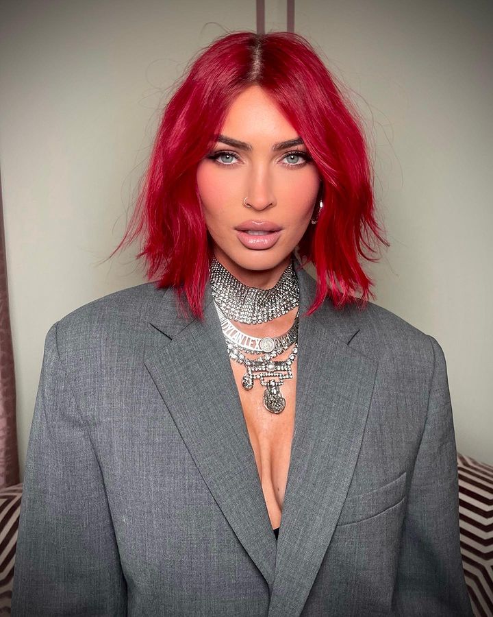 Megan Fox surge radiante com cabelos na cor “Red Velvet” e corte bob francês