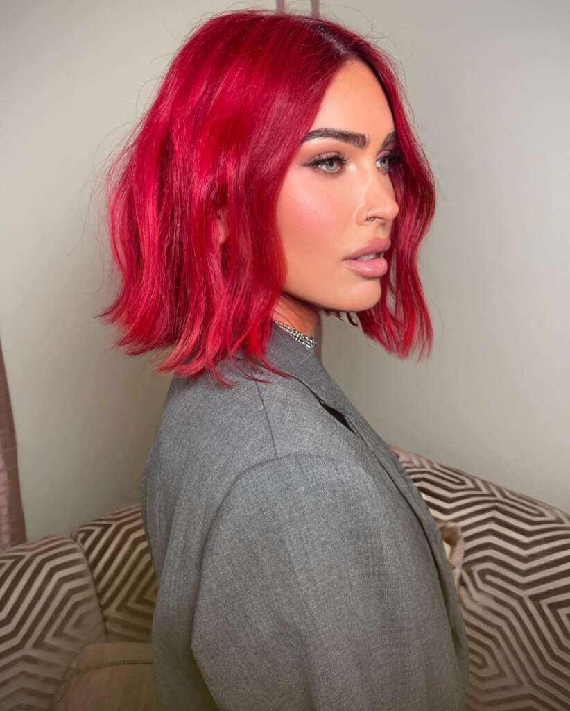 Megan Fox surge radiante com cabelos na cor “Red Velvet” e corte bob francês