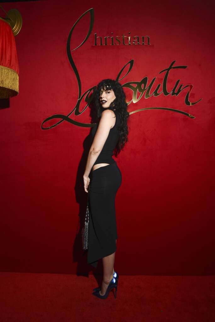 Camila Coutinho calça So Kate 120 Metallic da marca Christian Louboutin