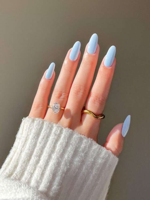 Unhas azul pastel é a cor de esmalte do verão