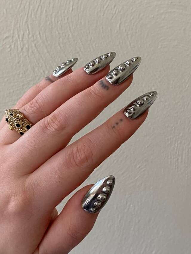 Unhas prateadas para você brilhar
