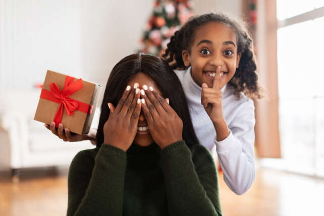 Familia brincando de amigo secreto