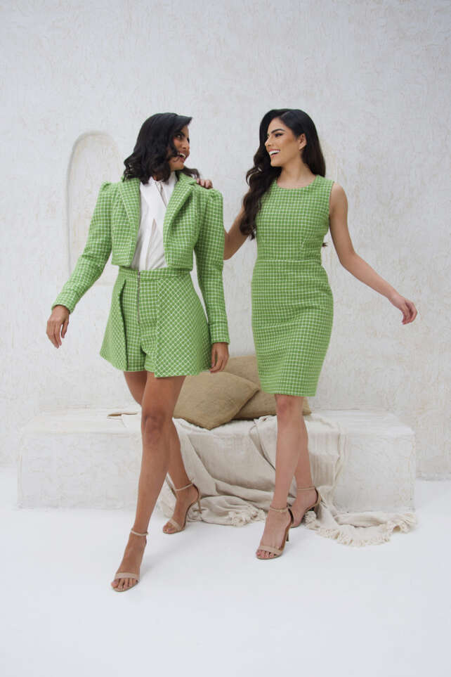 Duas modelos vestindo alfaiataria.