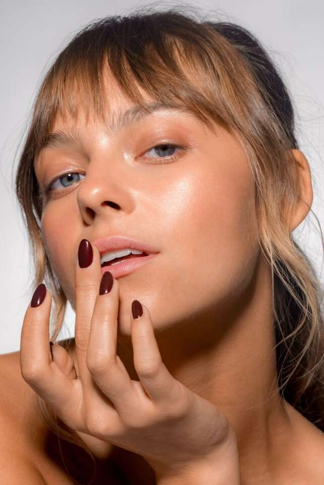 Mulher usando esmalte da Mohda.