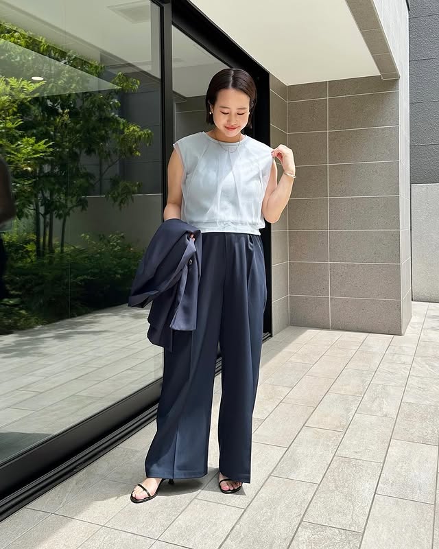 Blusa com detalhe drapeado e calça escura, look elegante e discreto para o escritório em dias quentes