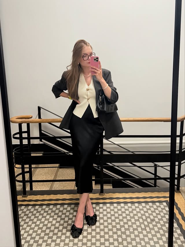 Saia midi de seda com blazer no ombro, look de verão para o escritório que une fluidez e profissionalismo.