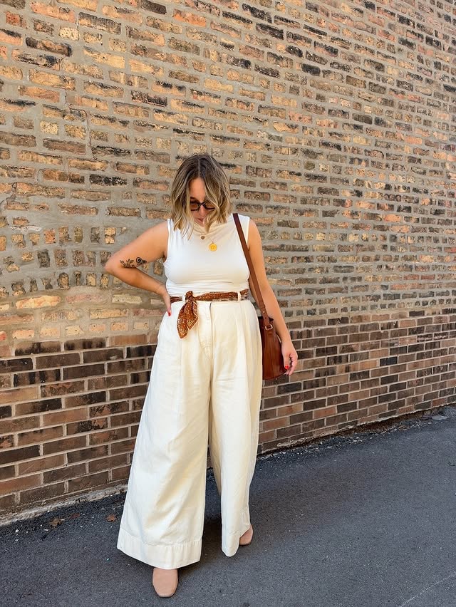 Look monocromático de calça ampla e top, perfeito como se vestir para trabalhar no calor mantendo a sofisticação.