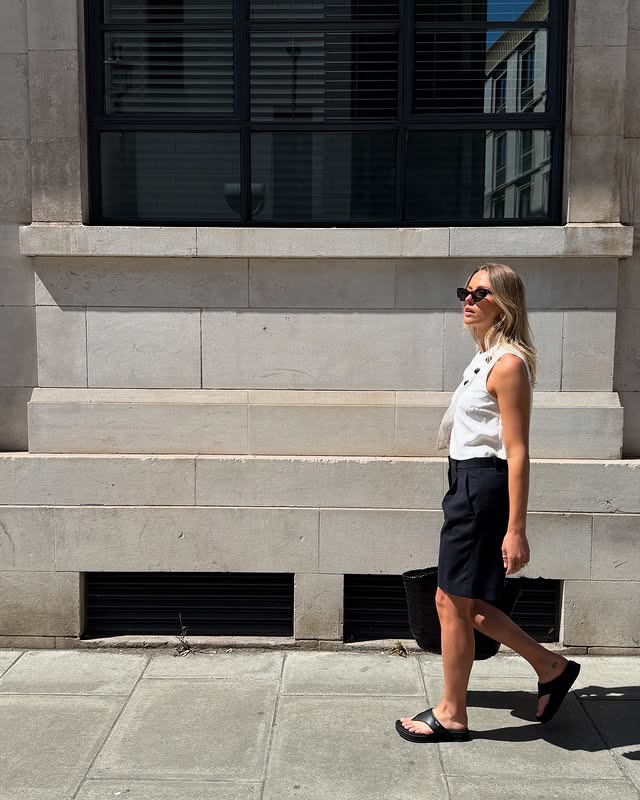 T-shirt básica preta com calça wide leg branca, look leve para trabalhar no calor, ideal para a sexta-feira.