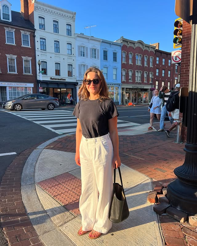 Bermuda de alfaiataria midi e sandália flat, opção casual e chique para looks para trabalhar no calor.